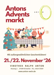 Ein bunter Adventsmarkt mit fröhlichen Menschen um einen Tisch. Im Vordergrund steht ein Weihnachtsbaum und es werden Geschenke angeboten.