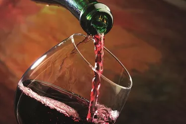 6_TAFEL__Wein-ins-Glas (© Rolf Metzger, Werbeagentur Pluskat GmbH)