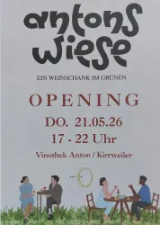 Ein Einladungsposter für die Eröffnung von "Antons Wiese", einem Weinschank im Grünen. Die Veranstaltung findet am 21. Mai 2026 von 17 bis 22 Uhr in Kirrweiler statt.
