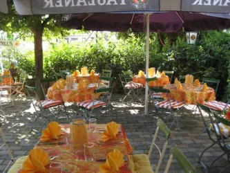 Schattige Plätze im Biergarten des Landgasthofes (© Landgasthof Goldenes Lamm, Hermann Gilb)
