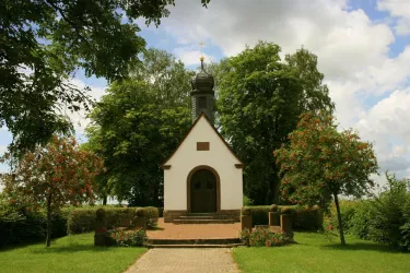 Kapelle m Vogelkirschen1