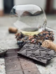 Soireé-Chocolat-Weinglas-gefüllt-Schokoladen-Bio-W
