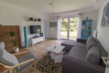 Wohnzimmer mit Zugang zum Garten (© Simone Te-Strote)
