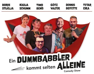 Eine Gruppe von sechs Comedians steht lächelnd vor einem großen roten Mund. Der Text beschreibt eine Comedy-Show namens "Ein Dummbabbler kommt selten alleine".