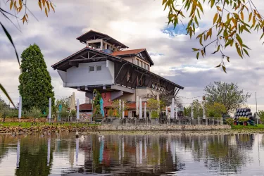 Seitenansicht Haus der Deutschen Weinstraße