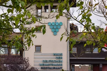 Nahaufnahme Haus der Deutsche Weinstraße