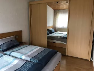 Schlafzimmer (Bett mit Schrank) (© Heinz Horn)