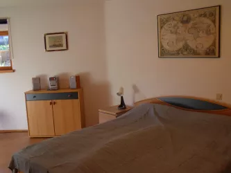 Schlafzimmer mit Sideboard (© Familie Klamroth)