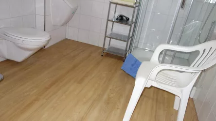 Bad mit Toiletten -Chardonnay