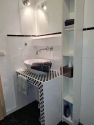 Waschtisch im Duschbadezimmer
