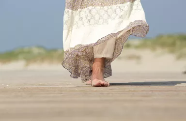 Frau im Sand (© Michaela Martin/ Bild von Envato)