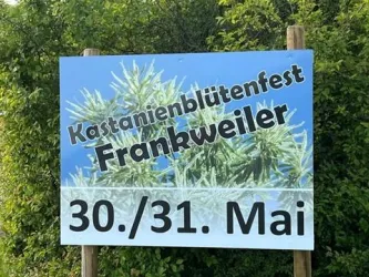 Ein Schild mit dem Hinweis auf das Kastanienblütenfest in Frankweiler. Das Fest findet am 30. und 31. Mai statt.