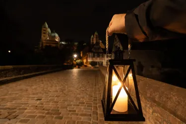 Rundgang bei Laternenlicht (© Adobe Stock)