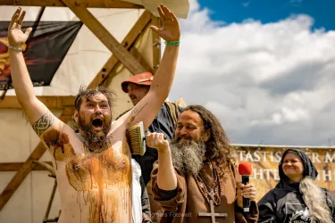 Bruder Rectus beim Teeren und Federn (© Mittelalterlich Phantasie Spectaculum)