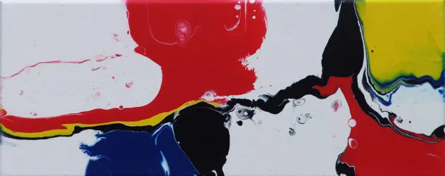 Ein abstraktes Gemälde mit kräftigen Farben wie Rot, Blau, Gelb und Schwarz. Die Farben verlaufen und vermischen sich auf einem weißen Hintergrund.