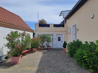 Hauseingang rechts mit Fahrradabstellplatz in der Garage