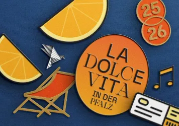 Ein farbenfrohes Design mit dem Schriftzug „LA DOLCE VITA IN DER PFALZ“. Diverse Symbole wie Orangen, eine Liege und Musiknoten verleihen dem Bild Urlaubsstimmung.
