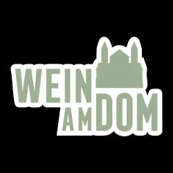 Ein Logo mit dem Text "WEIN am DOM" und einer stilisierten Darstellung eines Doms. Die Farben sind in sanften Grüntönen auf schwarzem Hintergrund.