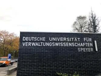 Schriftzug vor Haupteingang (© Stadt Speyer, Tourist-Information)