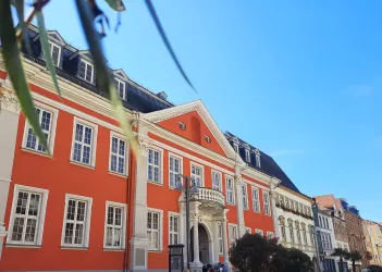 Rathaus mit Orleander (© Tourist-Information Speyer, Eva Schmitt)