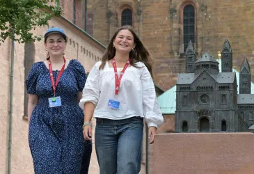 Junge Frauen bringen alte Steine zum Sprechen (© Domkapitel Speyer)