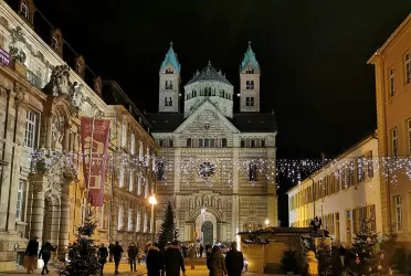 Weihnachtsmarkt mit Blick auf Dom (© Steffi Braun)