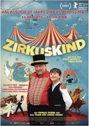 Ein Poster zum Jubiläum des Zirkus Bellissima. Es zeigt einen Zirkusdirektor und einen Jungen vor einem bunten Zirkuszelt.