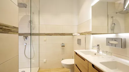 Badezimmer Dreibettzimmer (© Jörg Pahlke)