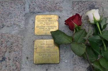 Stolpersteine Speyer mit Rosen (© Klaus Landry)