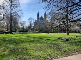 Oberer Domgarten mit Blick auf Dom und Heidentürmc (© Tourist-Information Speyer)