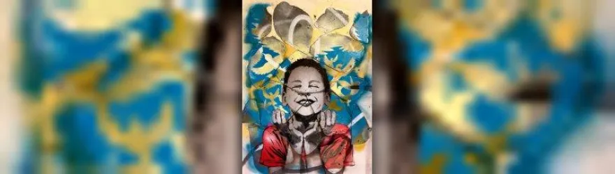 Ein buntes Wandgemälde zeigt eine lächelnde Person mit gefalteten Händen. Im Hintergrund sind lebendige Farben und abstrakte Muster zu sehen.