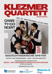 Ein Plakat für ein Klezmer-Konzert in Heidelberg. Es zeigt vier Musiker in traditioneller Kleidung, die Instrumente halten, und enthält Details zum Veranstaltungsort und Datum.