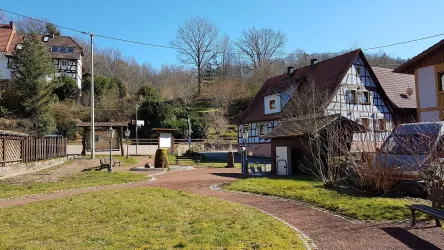 Ladestation E-Bike in der Ortsmitte von Hirschthal (© Anette Lang)