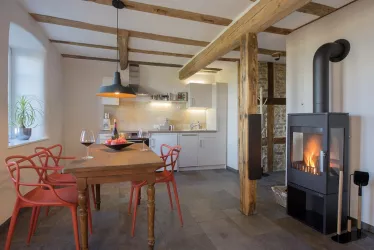 Appartement mit Balkon Ess- und Küchenbereich (© Burggarten Appartements)