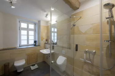 Natursteinbad (© Burggarten Appartements)