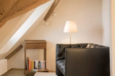 Dachgeschoss Leseecke (© Burggarten Appartements)