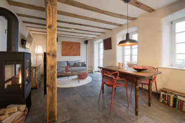 Appartement mit Balkon Wohn- und Essbereich (© Burggarten Appartements)