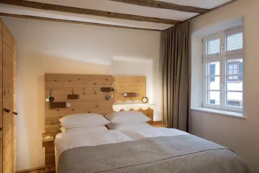 Zirbenschlafzimmer & Taschenfederkernmatratzen (© Burggarten Appartements)