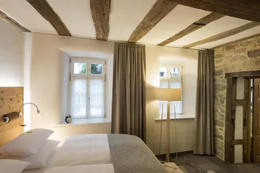 Zirbenschlafzimmer & Taschenfederkernmatratzen (© Burggarten Appartements)