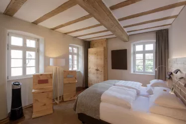 Zirbenschlafzimmer & Taschenfederkernmatratzen (© Burggarten Appartements)