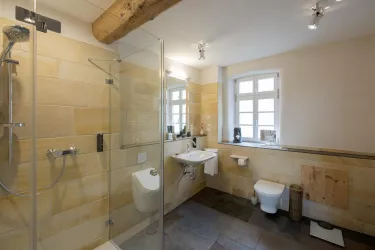 Natursteinbad (© Burggarten Appartements)