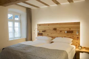 Zirbenschlafzimmer & Taschenfederkernmatratzen (© Burggarten Appartements)