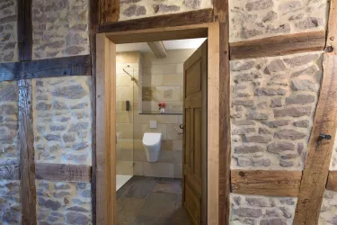 Natursteinbad und Fachwerkwände (© Burggarten Appartements)