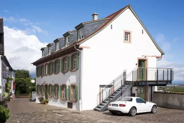Aussenansicht bei Tag mit Parkplätzen
