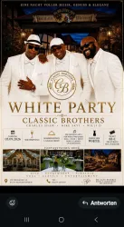 Drei Männer in eleganten weißen Anzügen stehen lächelnd zusammen. Das Bild kündigt eine "White Party" der "Classic Brothers" an, die voller Musik und Genuss sein wird.
