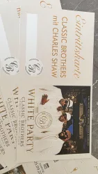 Einladungen für eine White Party mit den Classic Brothers und Charles Shaw. Die Karten zeigen ein elegantes Design mit festlichen Motiven.