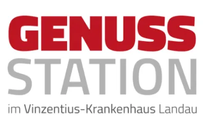 Ein Logo der Genussstation im Vinzenzius-Krankenhaus Landau. Es zeigt den Schriftzug „GENUSS STATION“ in rot und grau.