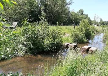 Hinter dem LA OLA - die Queich mit dem Oueichpark
