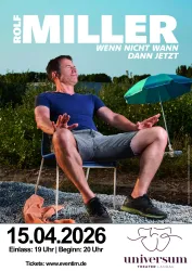 Ein Mann sitzt entspannt auf einem Stuhl im Freien und genießt die Sonne. Im Hintergrund sind grüne Felder und ein Sonnenschirm zu sehen.