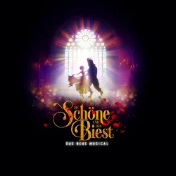 Eine romantische Silhouette von zwei Figuren vor einem großen, bunten Fenster. Der Titel "Die Schöne und das Biest" steht prominent im Bild.